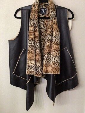 Dolce Cabo faux leather & faux Leopard print fur open front vest. Size XL.